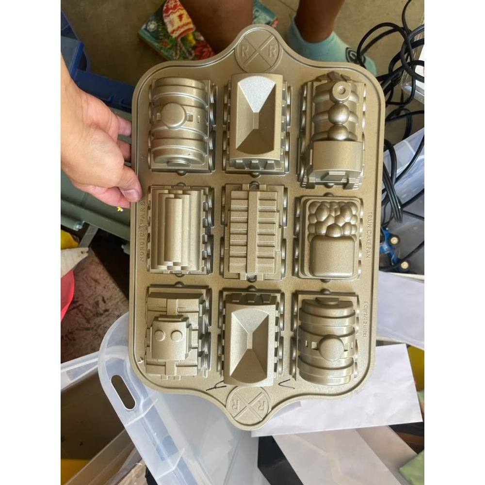 Nordic Ware Train Cake Pan Gold Cast Aluminum 9 Cavity Locomotive Railroad Mold